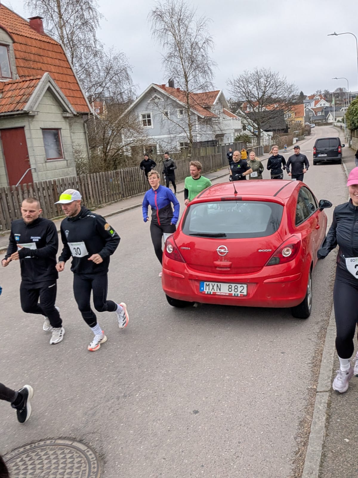 HackaDittLivLoppet 2025 Backyard Ultra - Löparna på gatan med startnummer