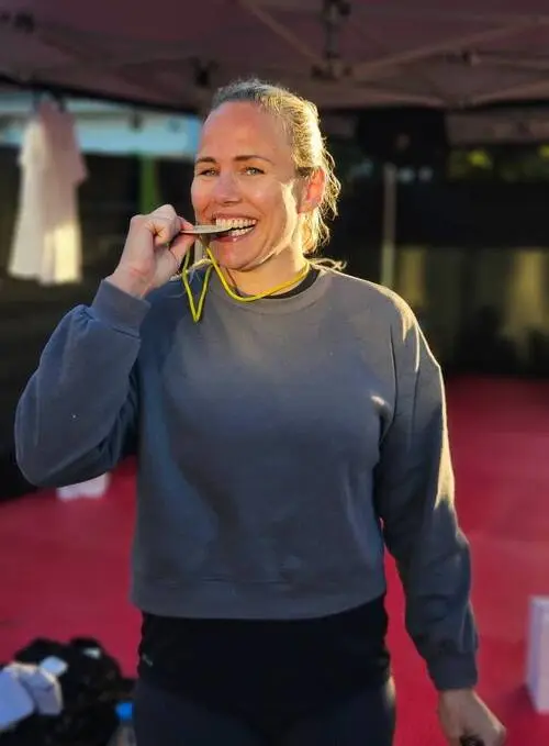 HackaDittLivLoppet 2025 Backyard Ultra - Deltagare biter i sin medalj