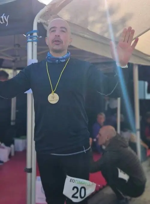 HackaDittLivLoppet 2025 Backyard Ultra - Deltagare nummer 20 vinkar med medalj