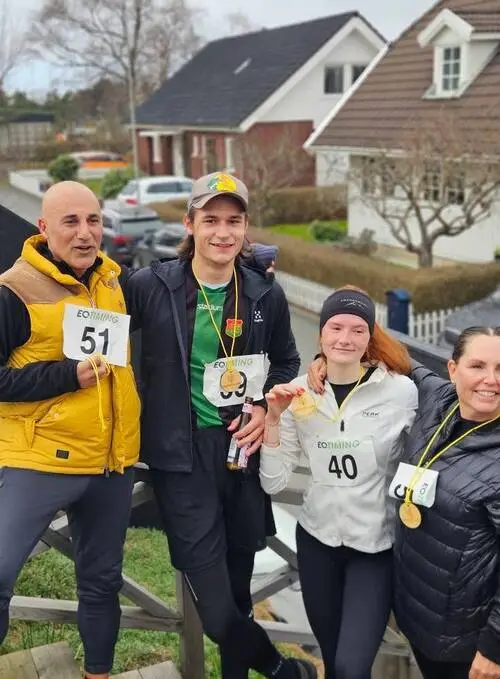 HackaDittLivLoppet 2025 Backyard Ultra - Familj med medaljer efter målgång