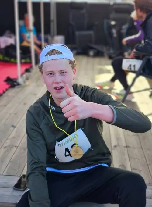 HackaDittLivLoppet 2025 Backyard Ultra - Deltagare nummer 20 med tumme upp