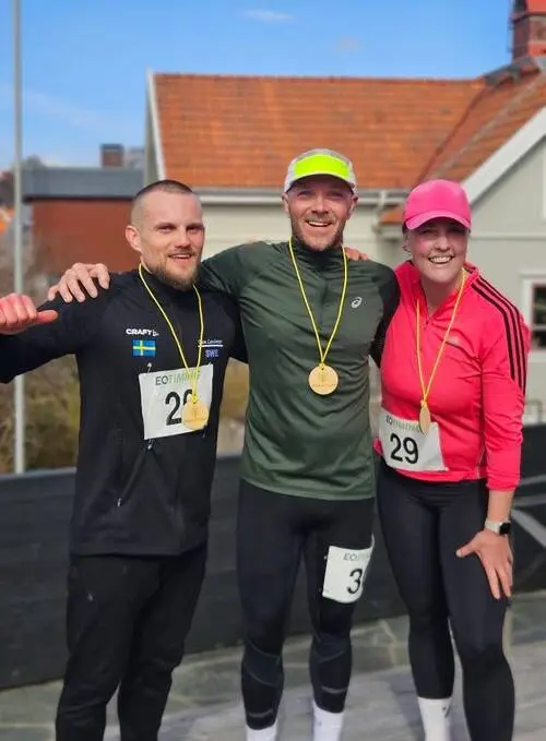 HackaDittLivLoppet 2025 Backyard Ultra - Ung deltagare med medalj och tumme upp