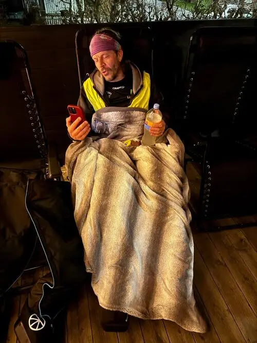 HackaDittLivLoppet 2025 Backyard Ultra - Vinnaren poserar med medalj vid Conversify-bannern