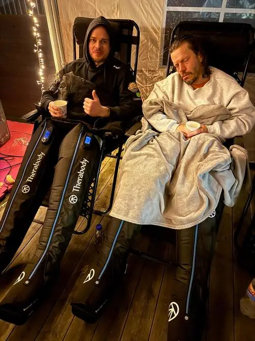 HackaDittLivLoppet 2025 Backyard Ultra - Deltagare vilar i stol med filt och dryck